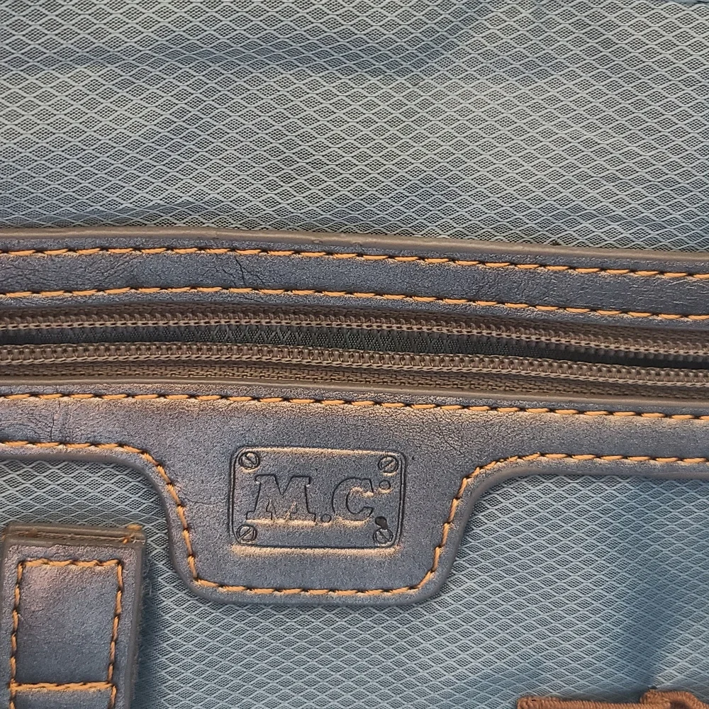 Croc-Embossed Black Leather Tote with Exterior Zip Pocket - Picture 4 of 4